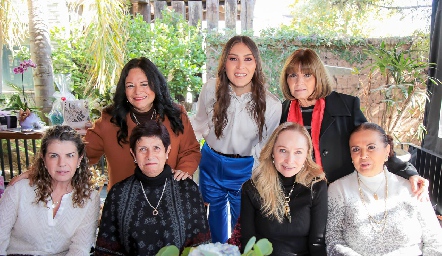  Lili Medina con su suegra y sus amigas.