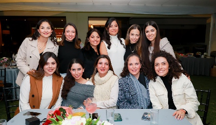  Fabiola Aguillón con sus mejores amigas.