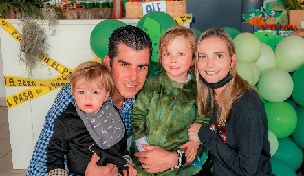  Alejandro Valladares  y Miriam Huber con sus hijos Luca y Ale.