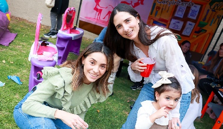  Adriana, Marina y Doménica.