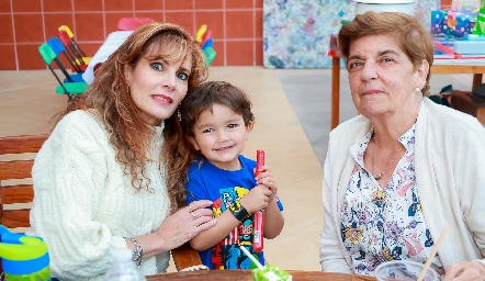  Marcelo con sus abuelas Fabiola y María Lucía.