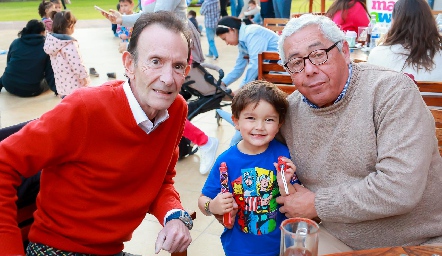  Marcelo con sus abuelos José y Marcelo.