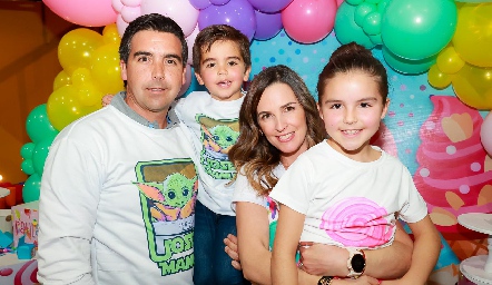  Manuel Labastida y Eunice Camacho con sus hijos José Manuel y Paula.