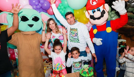  Manuel Labastida, Eunice Camacho con sus hijos José Manuel y Paula.