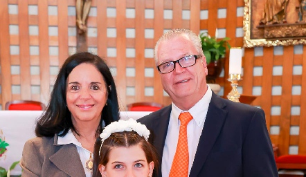  Valentina con sus padrinos Pilar Candia y Jorge Palomar.