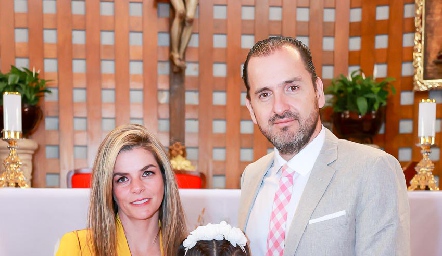  Valentina con sus papás Pilar Palomar y Josué Martínez.