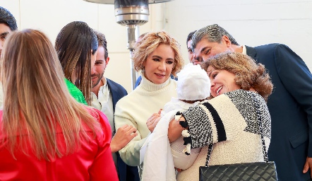  Carola con sus abuelos.