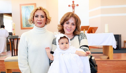  Carola con sus abuelas Isabel Carrillo y Laura Álvarez.