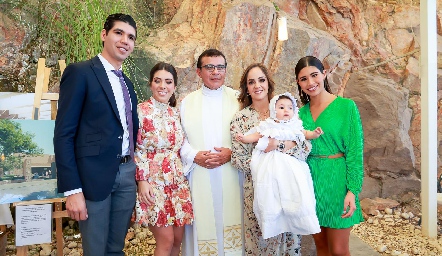  Carola con sus papás, madrinas y el padre Chava.