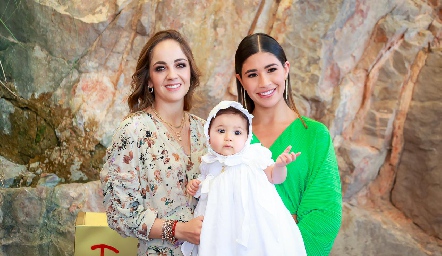  Carola con sus madrinas Priscila Guzmán e Isa Tobías.