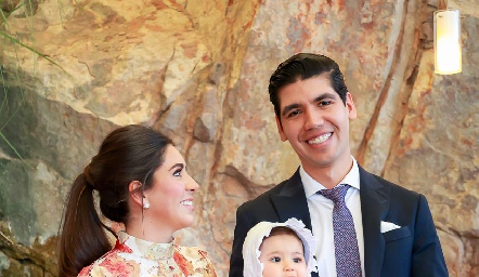  Carola con sus papás.