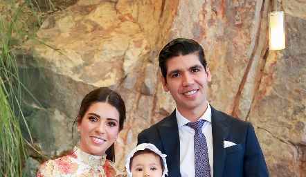  Carola con sus papás Cristy Lorca y Rafael Tobías.