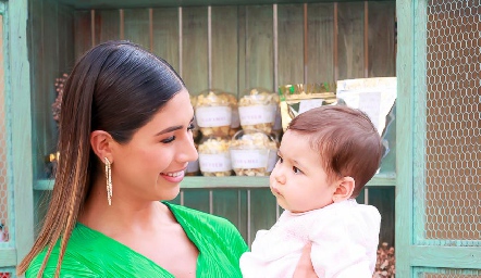  Isa con su ahijada Carola.