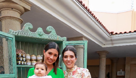  Carola con su madrina Isa y su mamá Cristina.