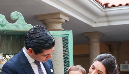  Rafael Tobías y Cristy Lorca con su hija Carola.