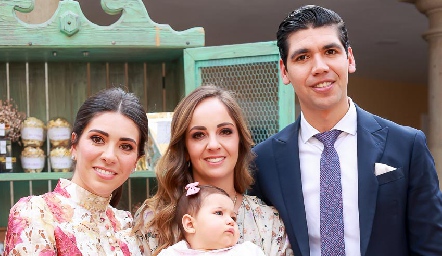  Carola con sus papás y madrina.