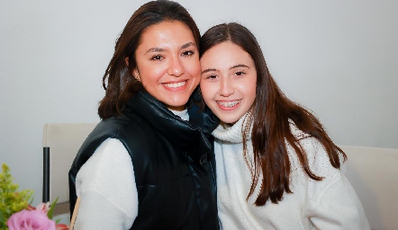  Viviana Martínez y Renata Flores.
