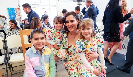  Mariana de Luna con sus hijos, Pato, Emilia y Pía.