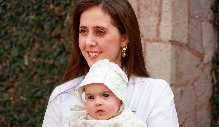 Valeria Villarreal con su sobrina Lucila.