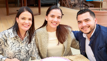  Maite García, Lucía González y Rafael Alcalde.