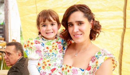  Emilia con su mamá Mariana de Luna.
