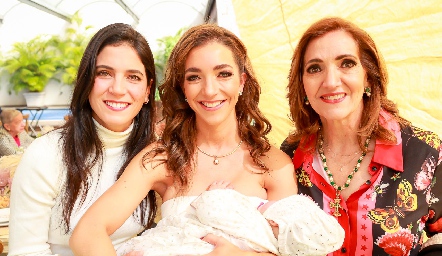  Maribel, Mónica y Mónica Alcalde con Lucila.