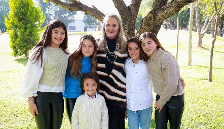  Patricia Meade con sus nietos Alexa, Inés, Rodrigo, Jero y Regina.