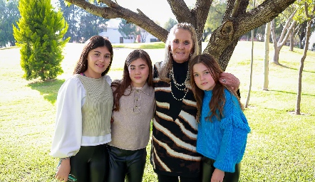  Patricia Meade con sus nietas Alexa, Regina e Inés.