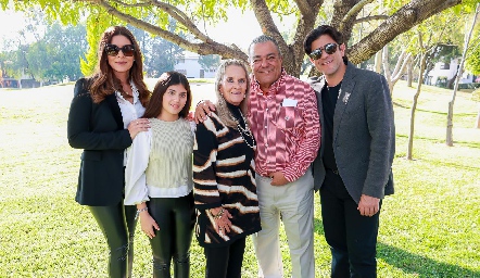  Patricia Meade y Ricardo Lozano con la familia Lozano Hernández.