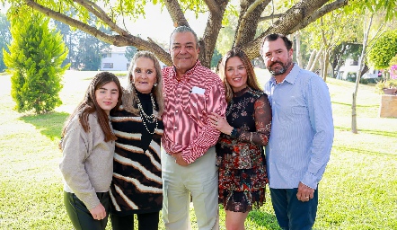  Patricia Meade y Ricardo Lozano con la familia Tapia Lozano.