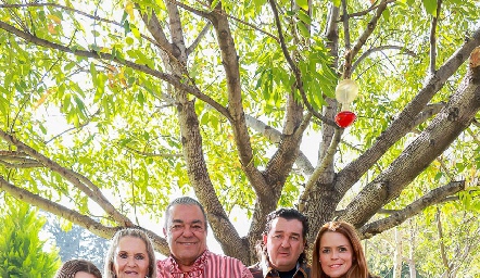  Patricia Meade y Ricardo Lozano con la familia Lozano Alvarado.