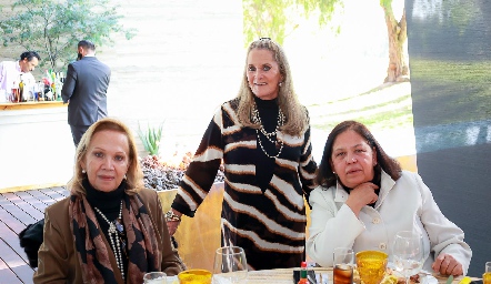  María Irene, Patricia y Claudia Maeade.