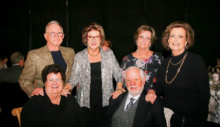  Lute, Ágata, Tere, Martha, Guillermo y Coco Pizzuto Zamanillo.