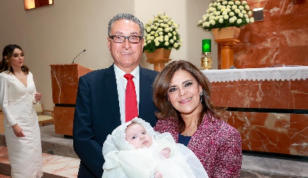  Salvador de la Maza y Patricia Silos con su nieto Nicolás.