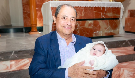  Héctor Valle con su nieto Nicolás.
