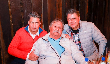 Valentín Hernández Lárraga con sus hijos Israel y Valentín.