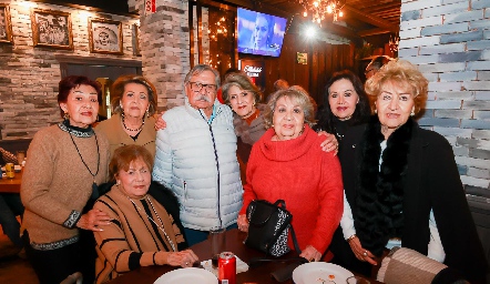  Valentín con su esposa y hermanas.
