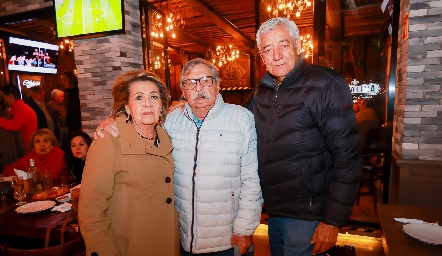  Lula y Valentín Hernández con Nacho Ortega.