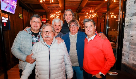  Acompañando a Valentín Hernández.