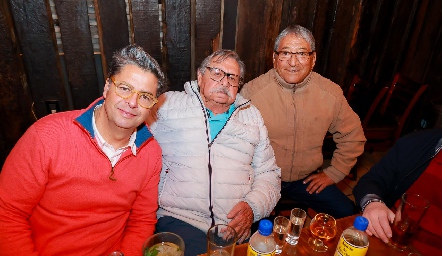  Israel y Valentín Hernández con Víctor Cruz.