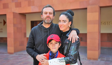  Christian Durán y Gabriela Herrán con su hijo Christian.