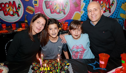  Gaby Suárez y Mauricio Sarquis con sus hijos Mau y Pau Sarquis.