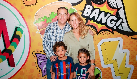  Jesús Fernández y Cristina Ortiz con sus hijos Rodrigo y Regina Fernández.