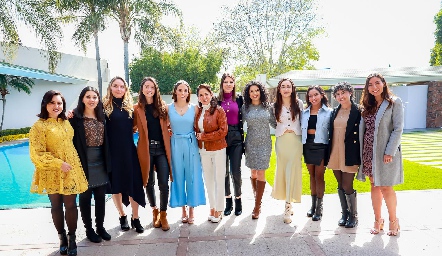  Rebeca con sus mejores amigas.