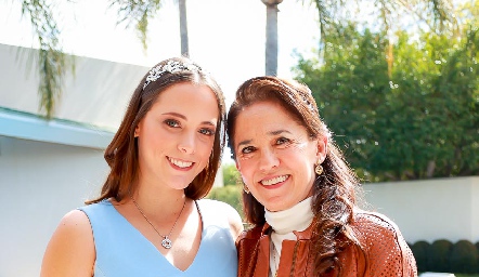  Rebeca Acosta con su suegra Lucía Rangel.