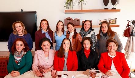  Rebeca Acosta con las tías Rangel y González.