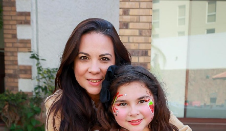  Jacqueline con su mamá Karina Ramírez.