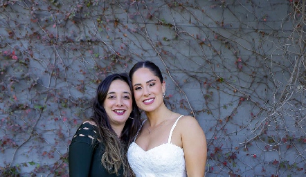  Vero Montelongo y Adriana Narváez.