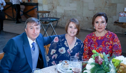  Rafael Munguía, Leticia Vázquez y Claudia González.
