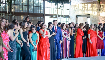  A la espera de los novios.